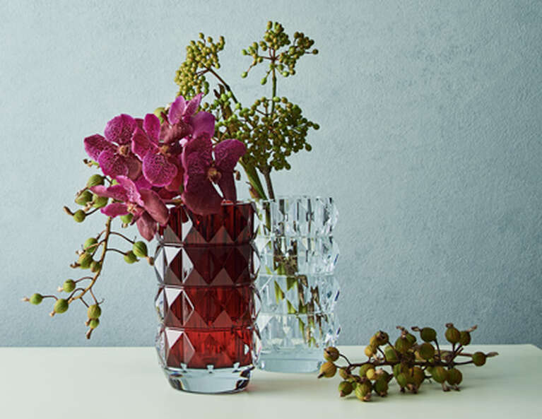 Red and clear Louxor vases with flowers