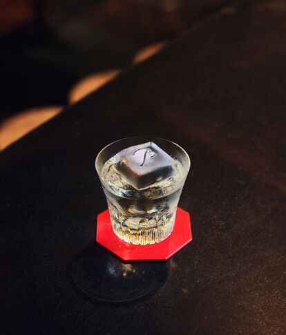 Cocktail in Manhattan Bar Singapore