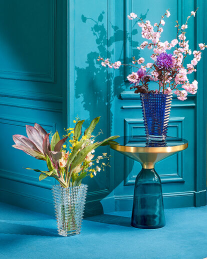 Eye vases clear and blue with flowers	