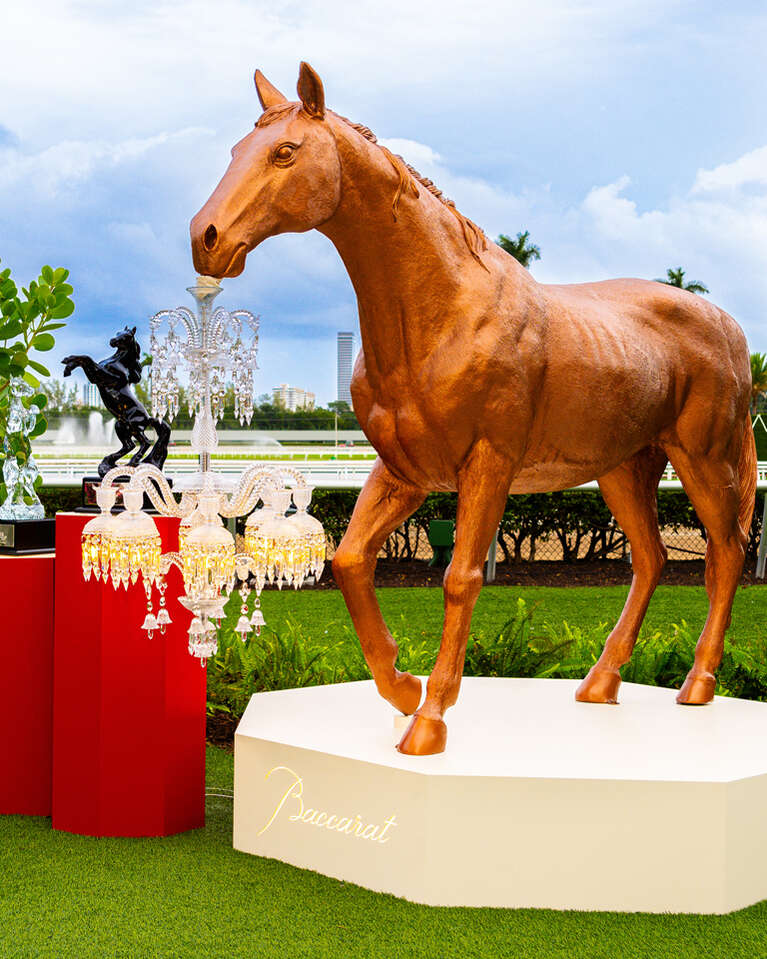 Cheval, lustre Baccarat Solstice et trophées statuettes de chevaux
