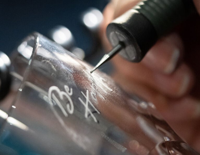 Gravure sur un gobelet