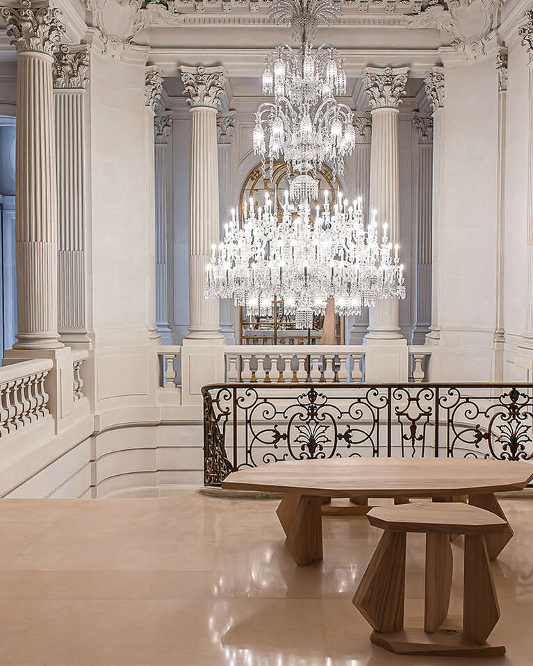 Baccarat chandelier in crystal, table and chairs in wood