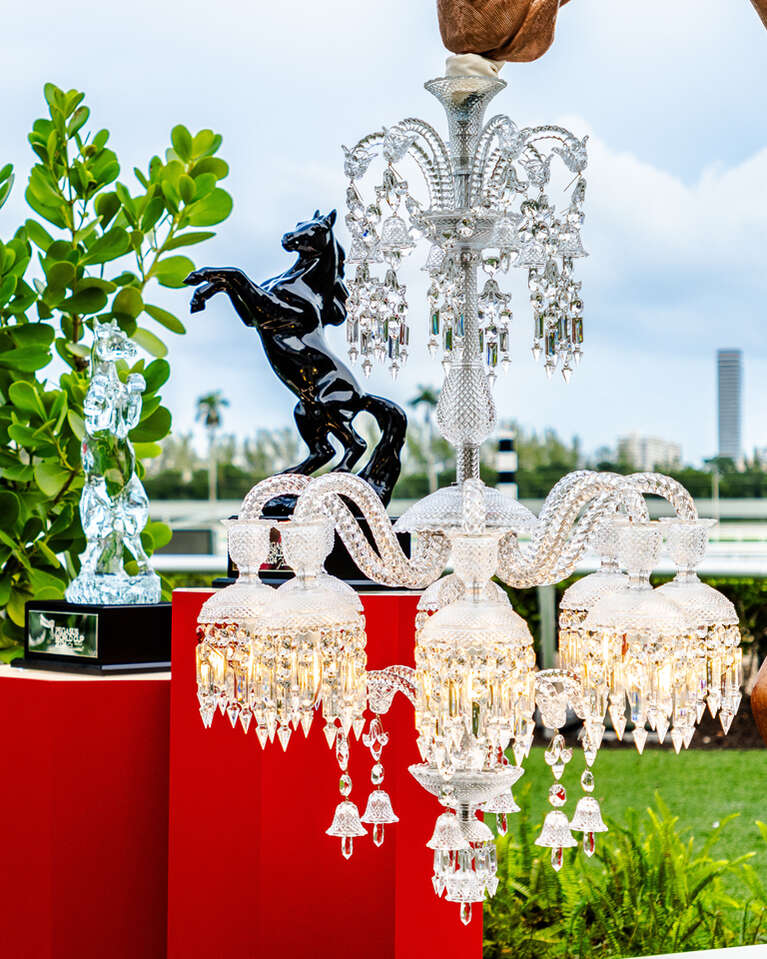 Cheval, lustre Baccarat Solstice et trophées statuettes de chevaux
