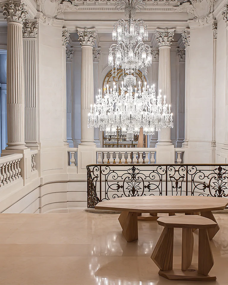 Baccarat chandelier in crystal, table and chairs in wood