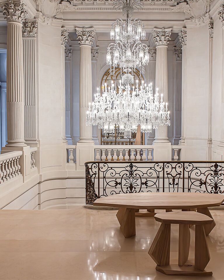 Baccarat chandelier in crystal, table and chairs in wood