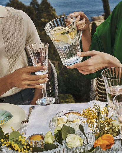 Carafe d'eau remplissant un verre