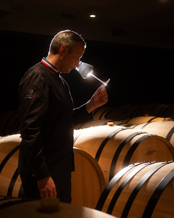 Xavier Thuizat tasting wine in Ch&acirc;teau Baccarat Glass