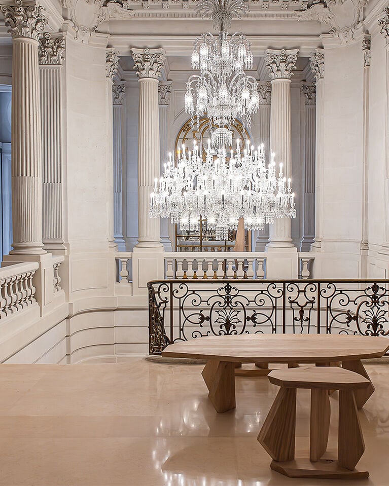 Baccarat chandelier in crystal, table and chairs in wood