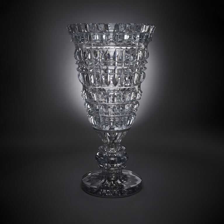 New Antique Monumental Vase Baccarat, 透明水晶製成